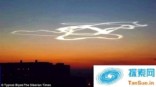 西伯利亚上空出现奇特神秘轨迹_是ufo_还是火箭？