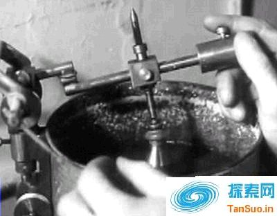 惊悚！1948年隐形眼镜制作过程曝光 用活人眼球制作模型