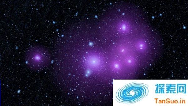 图片显示天炉座星系团的星系堆积在一起，这一星系团距离地球6000万光年。这张图片是由WISE所拍摄的，但经过了艺术处理以展示堆积的星系一般会被更大的暗物质光晕所