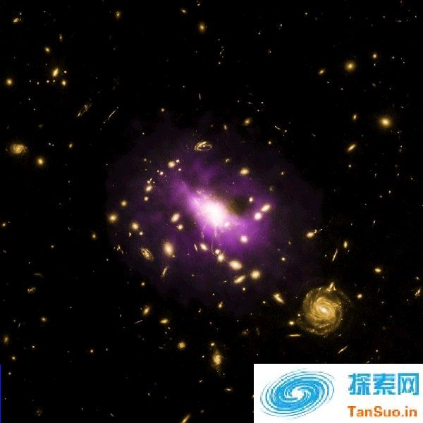 这个黑洞（图中白色光点）位在星系RX J1532的正中央。 X光影像（黄色）： NASA/CXC/Stanford/J. Hlavacek-Larrondo e