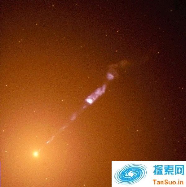 一股被M87星系中央的大黑洞加热到超高温的气体喷流，射出距离达数千光年之远。 Photograph by NASA/Hubble Heritage Team