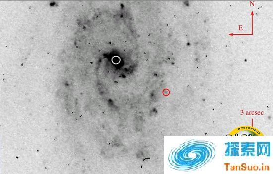 荷兰学生发现超大质量黑洞高速脱离星系中部_荷兰学生发现超大质量黑洞高速脱离星系中部_