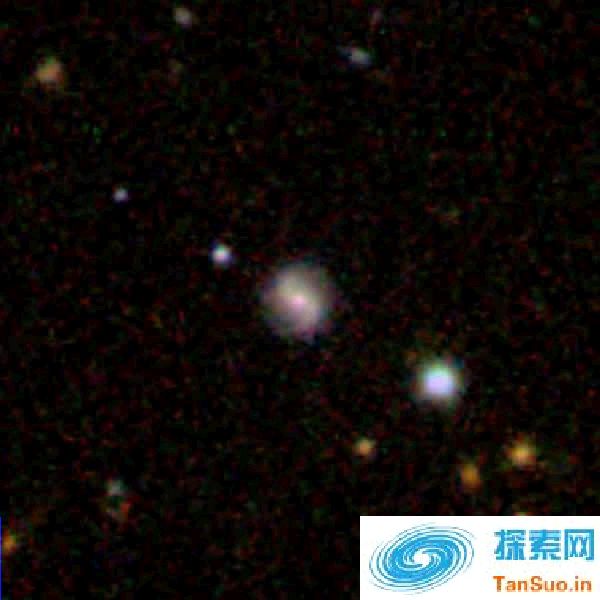 活动星系SDSS J114008.71+030711.4图像, 其核心包含一个超Eddington吸积的大质量黑洞，可用于测量宇宙加速膨胀。图像来自SDSS (