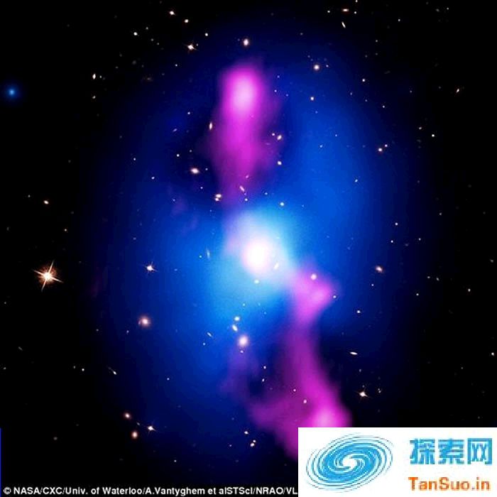 上图为正在被超大质量黑洞撕裂的星系团MS 0735.6+7421。在环绕星系团的高温气体(呈蓝色)中心，可以看到由黑洞爆发而释放出来的无线电波(呈粉红色)。