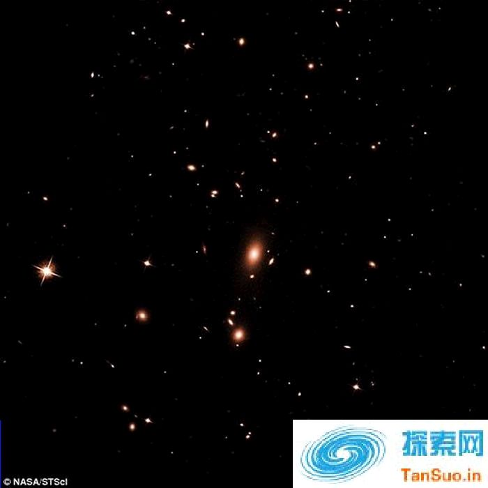 利用光学望远镜只能观察到微弱的星系团亮光。MS 0735.6+7421星系团距离地球约260万光年，发现于鹿豹座。