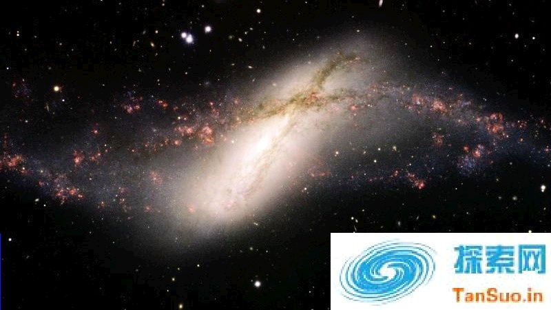 距离地球4200万光年双鱼座星系NGC 660中心沉睡数百万年的黑洞苏醒过来